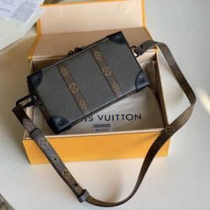 LOUIS VUITTON LV路易威登 M30697 SOFT TRUNK WALLET 盒子包2020 秋冬，將經典 Soft Trunk 手袋濃縮為隨身設計。柔軟的 Taga 皮革搭配源自品牌傳統硬箱的加固邊角，可