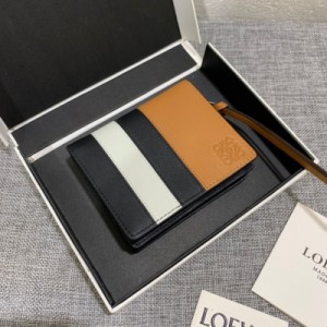 Loewe羅意威 compact wallet marine系列短夾拉鍊包出貨，選用優質多色小牛皮製作，其經典的顏色搭配，時尚、優雅。款號3708，尺寸11*10*2.5