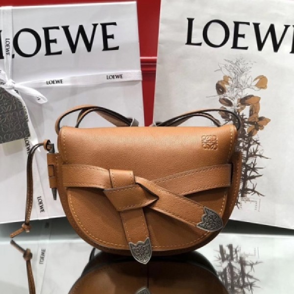 LOEWE羅意威 焦糖色 “Gate”出 姿態 包王， 我只服你 一度風（瘋）靡整個時尚界，各大明星，網紅人手一個的Gate bag馬鞍包，在J.W.的手裡又要鍛造不朽神話了 新品Gate是讓人迷戀的