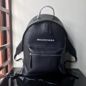 Balenciaga巴黎世家最新款大雙肩包現貨，進口全頭層小牛皮燙白色Logo設計 很時尚很耐看原單高品質內標都是對版的燙印Logo，395B黑色