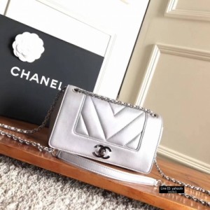 Chanel香奈兒口蓋包 小牛皮翻蓋鏈條包 可滑動鏈條和金色金屬 。尺寸25cm/21cm