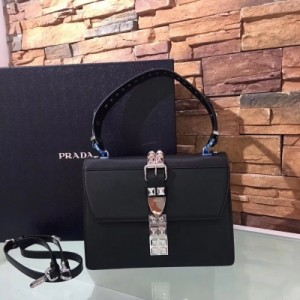 Prada普拉達新款Elektra Bag1BA179黑色，包身小牛皮和十字紋拼接，翻蓋，推鎖開合，可拆卸手提，亦可斜挎，搭配鉚釘設計，看起來酷酷噠尺寸:26*11*19CM