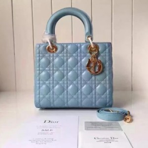 Lady Dior戴妃包 此手提包獨具特色，堪稱展現Dior高級訂制時裝精神的永恆藝術傑作！此款手工精心