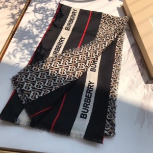 Burberry巴寶莉圍巾 2019新的潮流風格、以年輕，時尚為主題 海外專櫃…羊絨方巾110x190cm