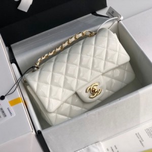 CHANEL香奈兒 晶片 白金版 正品級 包裝如圖 Chanel CF 大Mini漆皮小包 夏天比備 最具小C標誌性的皮穿鏈 作為Classics bags的代表作正品價格一路飆升 保守的設計 搭配各種彩色的裝潢總能演繹出