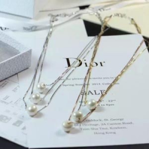 Di0r經典之作三層設計925純銀與天然珍珠的結合!!!超級百搭的一款套裝，配著經典、永不過時的色調…襯得人格調十足，品質上更是完美到無法挑剔…設計也是相當的出彩哦…
