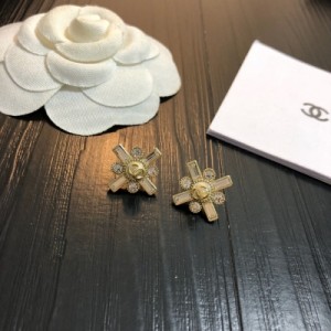 Chanel香奈兒 新款耳釘經典CC的中和 讓它越發獨特、時髦 黃銅材質 等同正品