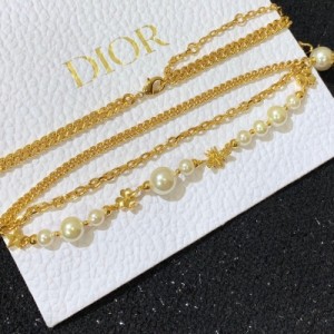 Dior迪奧 最新Amulette d'Amour多層項鍊 以黃金色作為主要色調，配上最in的幸運星、星星時尚元素搭配琉璃珍珠！精巧又率性，配有延長鏈，可隨意調節長短！
