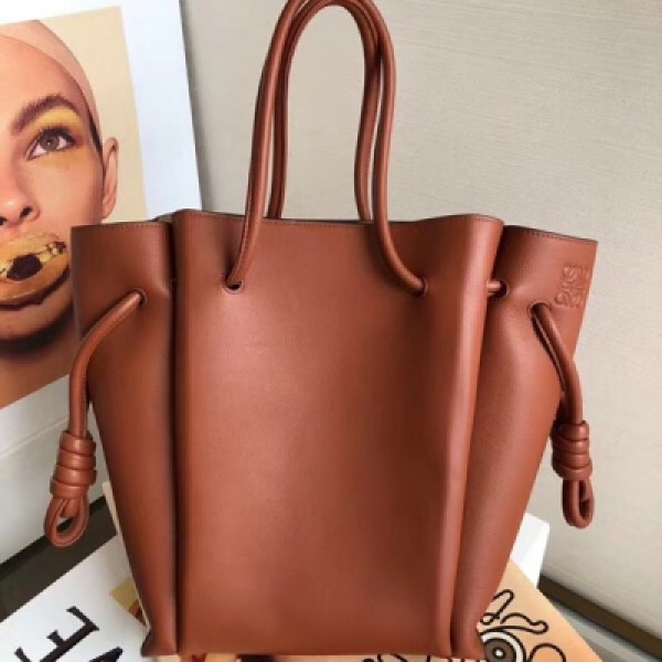 2018新款Loewe羅意威 Flamenco Knot Tote Bag，容量大，簡約、大方，是外出及上班的首選 尺寸：袋口長度36-長24-高度30-厚度12cm 型號YH035228