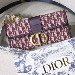 Dior迪奧 30 Montaigne 蒙田鏈條手拿包 靈感來自Dior1947年創立以來 于蒙田大道30號的經典存在。是一個位址、一個品牌，一個精品的歷史傳奇。整個包型，是以當代流行的復古風，注入現代化生命的方式，單單