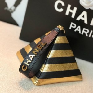 CHANEL香奈兒 2019早秋款不敢剁手的神秘埃及風今早收到我的sales發來的Chanel早秋新款圖片，這個系列是老佛爺參與設計的最後一個系列，風格很吸引眼球