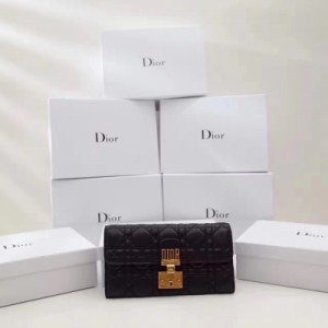 Diors2008【黑色】採用頂級羔羊皮，內外全採用頂級材料，純銅五金搭配顯得多麼復古高貴 . 時尚12個卡套2個隔層2個平袋1個拉鍊口袋，成就 你不同的時尚風格 尺寸：19x10.5cm