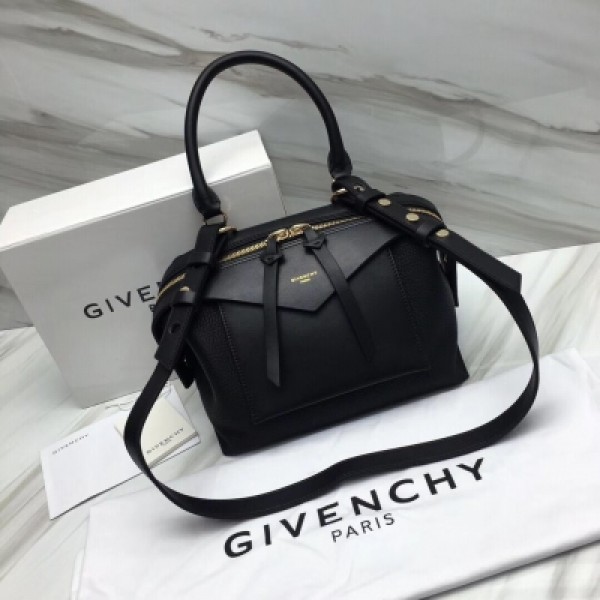 GIVENCHY紀梵希 SWAY bag，獨有的單提手設計，可調節拆卸肩帶，淺金色金屬，不僅搶眼還絕對個性，分分鐘造就吸睛的出街造型，將自由灑脫的個性表現淋漓盡致！整體更加靈動飄逸，打造明星潮人的時尚感，這款絕對不容錯過