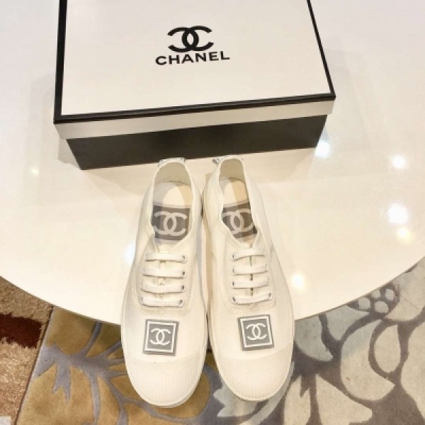 Chanel-vintage 超火爆帆布鞋 香奈兒靈魂創意潮流融入80年代老北京布鞋主體 煥然天成的潮流爆點立現 無法抵禦的各種網紅元素 搭配任何服飾都是那麼秀氣時尚 巨好搭！巨舒服！巨好看！當年的潮流頂尖絕品 如今一