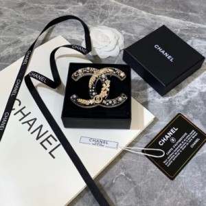 Chanel香奈兒 最新樹脂胸針 簡直美逆天了！透明樹脂與金色黃銅和琉璃珍珠結合，造型多樣別致、靈動吸睛 金屬感與氣質感的組合炫酷中帶點小優雅，超顯氣質！