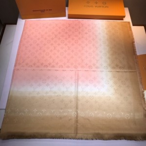 LV LOUIS VUITTON 路易威登方巾 完全跟專櫃一樣 原單品質如圖實拍 PETITE MALLE 羊絨圍巾 老花/獨特的Petite Malle個性絢麗的大尺寸系列時裝秀中的元素 –成為Reverse Mono