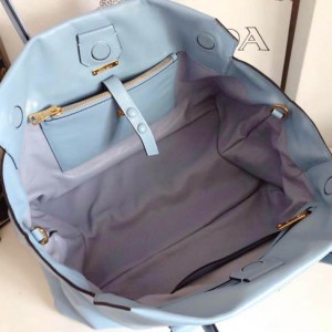 Miumiu繆繆頂級高端真品 專櫃最新款 MIU胎牛皮手提袋 RT1077淺藍