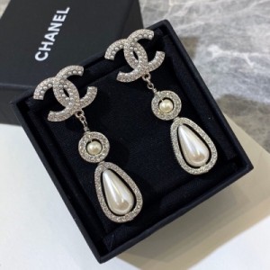 Chanel香奈兒 新款水滴珍珠耳環 運用品質上乘的黃銅材質&有調性的光澤感的施 華 洛水晶，設計以左右倆邊珍珠與水晶精密鑲嵌、簡潔又不失細節的細緻，水滴珍珠造型優雅大方、上身效果超贊
