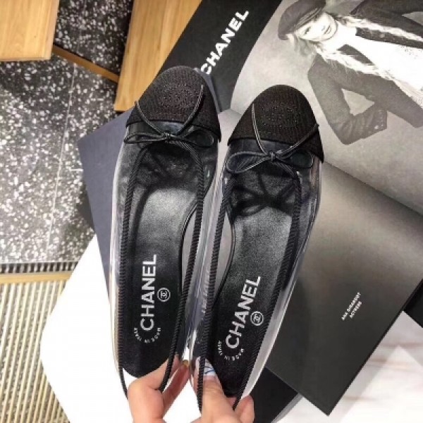 2018/春夏 Chanel香奈兒小清新透明蝴蝶結單鞋 雖然說這個版型已經做了四五年 所用技術成熟得不得了 但還是歐洲買原版回來開發 務求完全的1:1 這次選購的是韓國A級植絨布面 拼接臺灣產的高清晰度PVC透明膠片