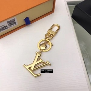 【LV路易威登頂級原單】M65216鑰匙扣 這款Louis Vuitton Facettes 鑰匙扣和包飾採用優雅的多面設計，小顆萊茵石上刻有路易威登首字母標誌，可與絕大多數路易威登都市手袋相搭配。 包裝:配包裝盒