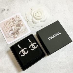 Chanel香奈兒 新款耳釘恰到好處的設計質感盡情展現。無論大方得體的正裝，還是簡約幹練的休閒服，頸間光彩都能使人魅力爆燈