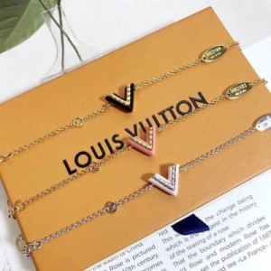LV Louis Vuitton路易威登手鏈恰到好處的設計質感盡情展現。無論大方得體的正裝，還是簡約幹練的休閒服，頸間光彩都能使人魅力爆燈