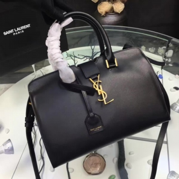 YSL&SAINT LAURENT 從圖片就能感受到原廠南非皮的質感與魅力材質與用恰到好處厚實柔軟度包型最重要的是永不過時出席任何場合都變得毫無挑戰 可以手提斜挎純銅K金電鍍 size30*22*15cm