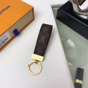 LV路易威登 頂級原單 Louis Vuitton M65221啡格鑰匙扣 Monogram 帆布不僅精美，而且經久耐用， 是 Dragonne 鑰匙扣理想的材質，可打造這款兼具實用性和時尚性的配飾。包裝:配包裝盒