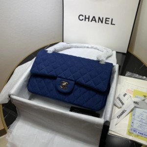 Chanel香奈兒 牛仔鏈條包 包身由牛仔布料編制而成 金屬logo也是創意十足 內裡羊皮 金屬 鏈條 保證回頭率滿滿 尺寸25cm