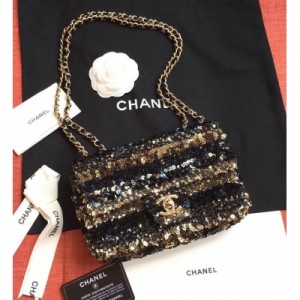 Chanel香奈兒 新品 Gabrielle新款珠片流浪包 和以往的設計不同 採用了珠片來裝飾整個包包 bling bling閃 包身由牛皮編制而成 在滿足實用性的前提下 又非常好看！我們家的小香可以說在市面上絕對屈指一