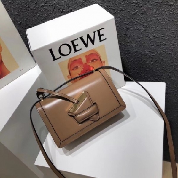 Loewe羅意威 Barcelona包，跟名字一樣，充滿了西班牙 狂野情懷 眾多明星街拍攜帶款，經久耐看，越看越美 外形方方正正，硬挺有型，上面醒目獨特的三角形鎖扣，整個包包一下子活潑起來，不喜歡軟塌塌的包包的小主兒選擇