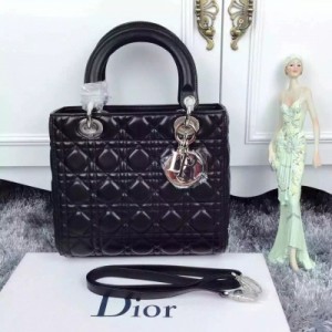 獨家Dior專櫃五金和原廠包裝總有一款包包讓你不自覺的想穿上裙子，優雅起來！讓王妃青睞，也讓各路明星時尚達人膜拜，不是每一款包都能讓人有收藏的欲望，但Lady系列做到了！尺寸24cm