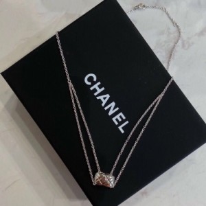 Chanel香奈兒 早春新款  以水晶搭配施華洛水晶點綴的經典