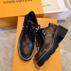 Louis Vuitton LV路易威登 2019秋冬全新單品 LV今年秋冬推薦這款英倫小皮鞋，也絕對是這一季的網紅爆款了！鞋面都是原版定制的小牛皮，印花的版面也是拿原版定制的，內裡是水染羊皮！鞋跟約5cm，頂級精品！