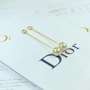 Dior迪奧經典之作 大小珠耳釘耳環，很百搭很精緻的款式 ！採用高品質珍珠 精緻的噴砂工藝