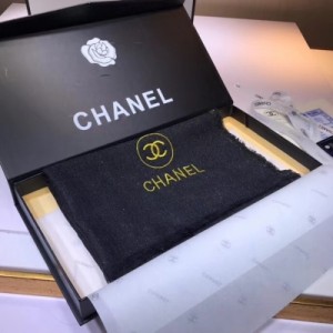 Chanel香奈兒圍巾 100%山羊絨喀什米爾加上銀絲 非常美麗閃耀 洋氣又好搭配 金色loog 非常好看。80x200cm
