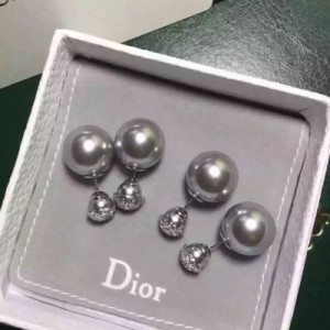 Dior光面灰色蕾絲 耳釘！