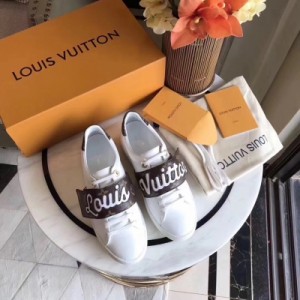 Louis Vuitton/ 18ss 新款電繡小白鞋……搭配最經典的老花皮魔術貼電繡工藝，時尚與復古的融合創新