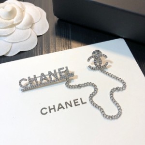 Chanel香奈兒 胸針恰到好處的設計質感盡情展現。無論大方得體的正裝，還是簡約幹練的休閒服，頸間光彩都能使人魅力爆燈