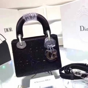 海外原單代購“Diorama”【燙鑽系列】 絲綢布料燙水鑽 佈局有致的菱格，新潮時尚，是全新Dior 女性世界不可或缺的配飾。此款Diorama翻蓋式小手提包點綴閃閃發亮的水鑽，更顯精緻典雅家實拍，配帶海外專櫃包裝盒一套