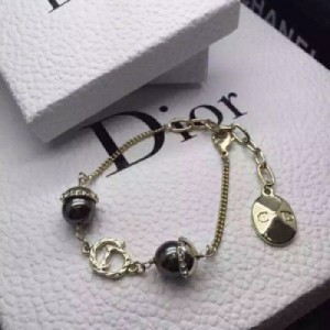 Dior新品迪奧新款套裝，做的很精緻，珍珠也是有份量有質感的貝寶珍珠，現在帶剛剛好，項鍊有延長鏈，手鏈可以調節，正常都可以佩戴！