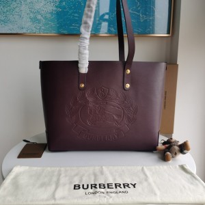 巴寶莉BURBERRY托特包，選用柔軟皮革材質，裝潢大號Burberry壓花徽章，並接各品牌典藏Vintage復古格紋打造1091