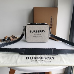 巴寶莉BURBERRY方正版型斜背包，選用棉質帆布與雙色緝明線皮革製成，點綴品牌Horseferry印花設有內部卡位，尺寸適合裝納各種型號的iPhone 80382581