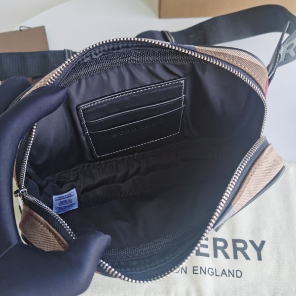 巴寶莉BURBERRY女士包包腰包借鑒九十年代街頭風格，選用裝潢時裝秀款Horseferry印花的棉質帆布材質，並以緝明線皮革裝潢細節。可用背帶斜挎或系於腰部80389021