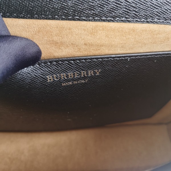 巴寶莉BURBERRY巴寶莉新款mini斜挎包包身方正，線條硬朗，logo壓紋低調精緻，簡直大愛，肩帶拆下來可以當作手包，一包兩用，雖然是mini但是其實大小剛剛好，挺能裝，基本日常出行用品 壓力