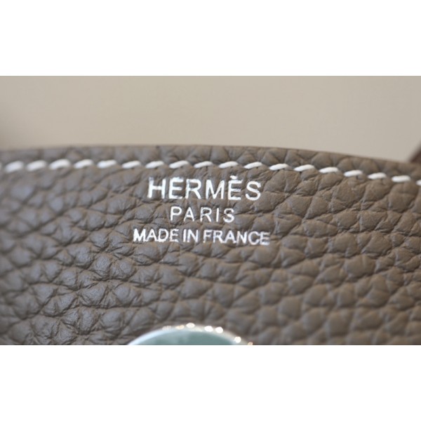 Hermes愛馬仕頂級原單高仿Lindy30手提包細節圖它將把手部位放在包的兩側，它的肩背帶則是和兩側的把手相連，當作為手提包使用時，肩背帶會自然下垂到包包的背側，這個經過計算的設計滿足了實用性的同時也保證了美觀性，容量和私密性都很卓越，非常實用的包型。